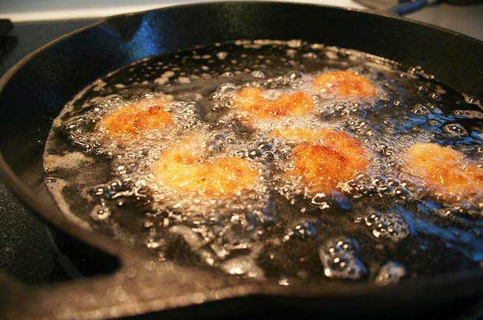 4 việc trong khi nấu nướng có thể làm tăng nguy cơ ung thư nhưng nhiều người vẫn làm